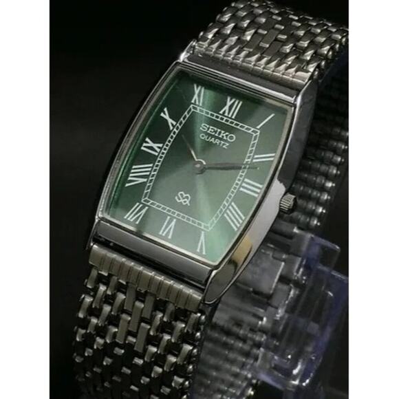 Vintage Style Seiko Quartz Mens Silver Watch & Green accents W/ Metal Strap - Picture 3 of 7